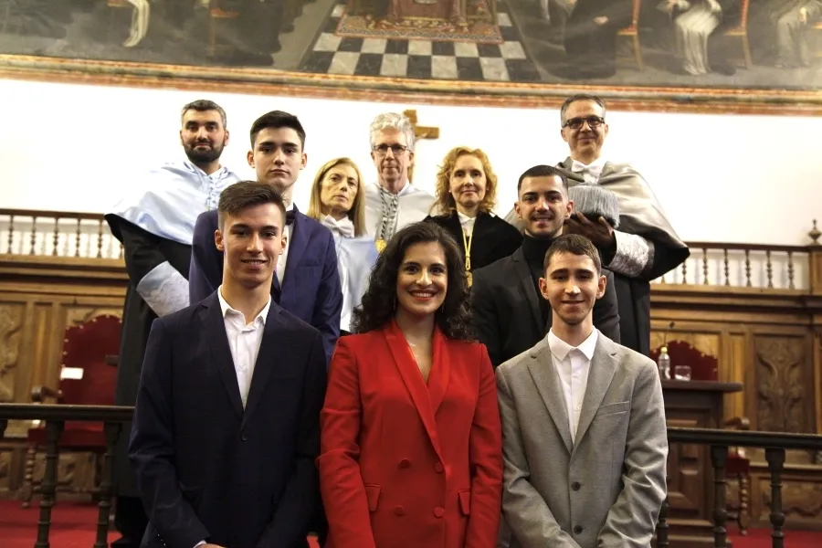 Foto 5 - Reconocimiento de la UPSA a estudiantes, profesores y empleados en la festividad de Santo Tom&aacute;s de ...