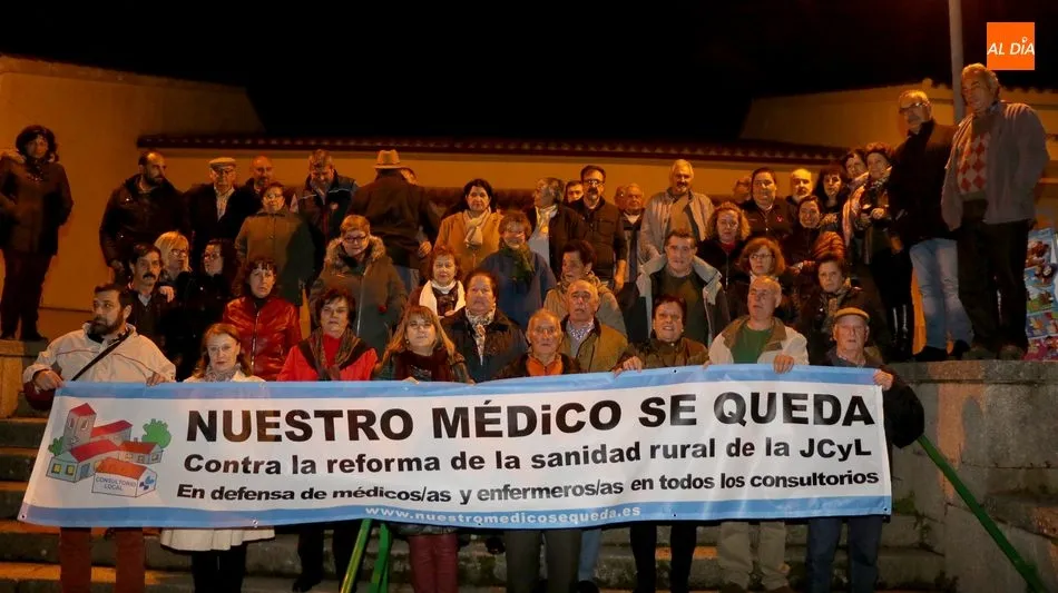 finazlaido el acto varios de los asistentes posaron con la pancarta Nuestro médico se queda / CORRAL