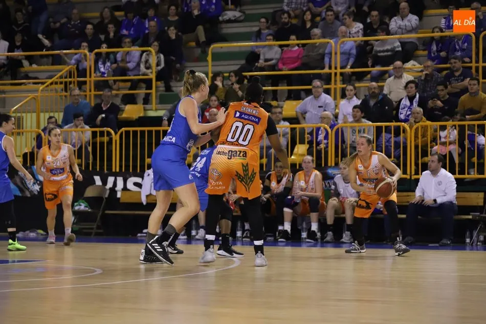Foto 11 - El Perfumer&iacute;as Avenida vence al Zamarat y se marcha l&iacute;der al par&oacute;n (96-52)