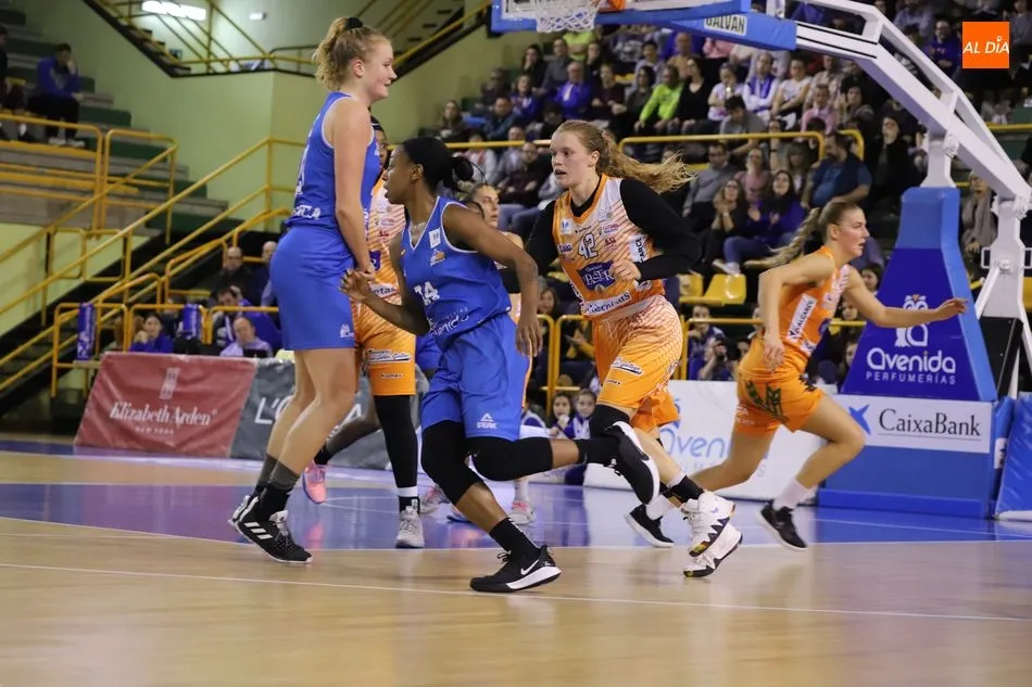 Foto 10 - El Perfumer&iacute;as Avenida vence al Zamarat y se marcha l&iacute;der al par&oacute;n (96-52)