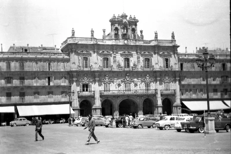 Foto 2 - Las largas disputas por la presencia de autom&oacute;viles en la Plaza Mayor