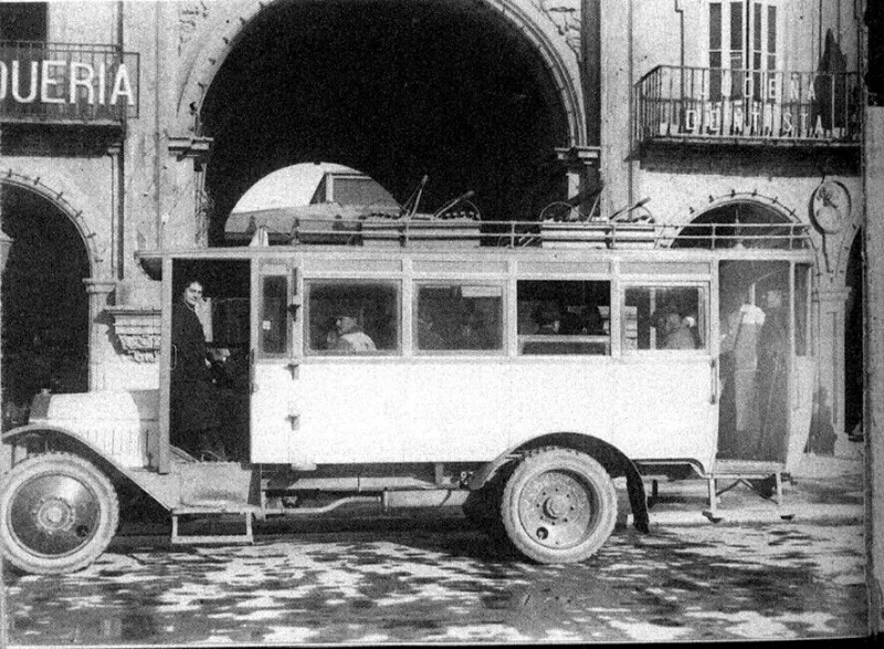 Foto 4 - Las largas disputas por la presencia de autom&oacute;viles en la Plaza Mayor
