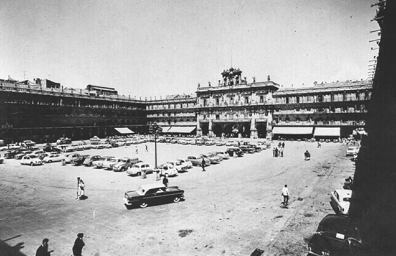 Foto 3 - Las largas disputas por la presencia de autom&oacute;viles en la Plaza Mayor