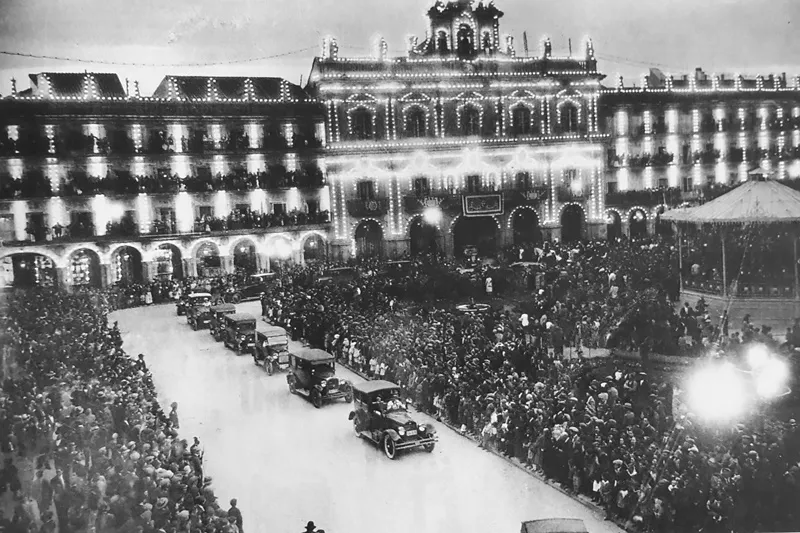 Foto 3 - La iluminaci&oacute;n de la Plaza Mayor en los a&ntilde;os 20