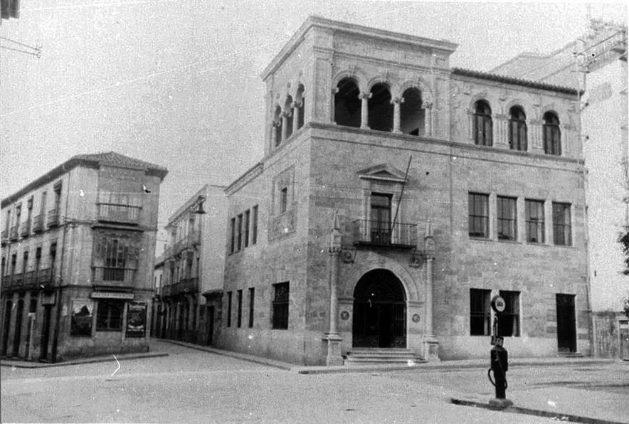 Foto 5 - La plaza de los Bandos, una de las m&aacute;s antiguas de la ciudad