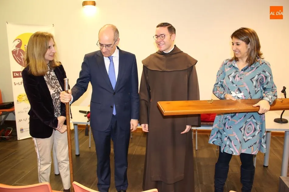 Javier Iglesias recibió el II Bordón de Plata en la Casa Molino de Alba de Tormes