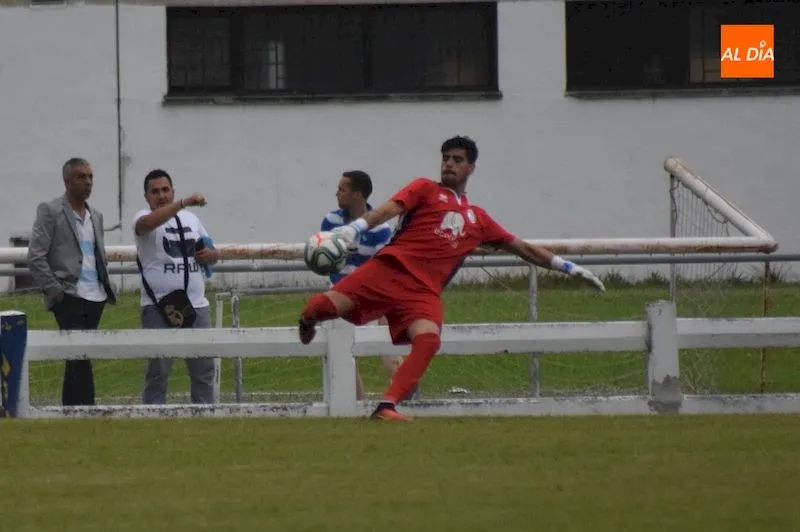 Brais realiza un saque en largo