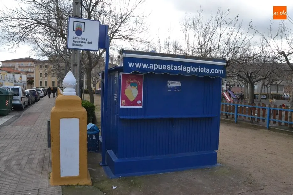 Foto 2 - El kiosco de La Glorieta despacha parte del 2&ordm; Premio de la Loter&iacute;a Nacional  