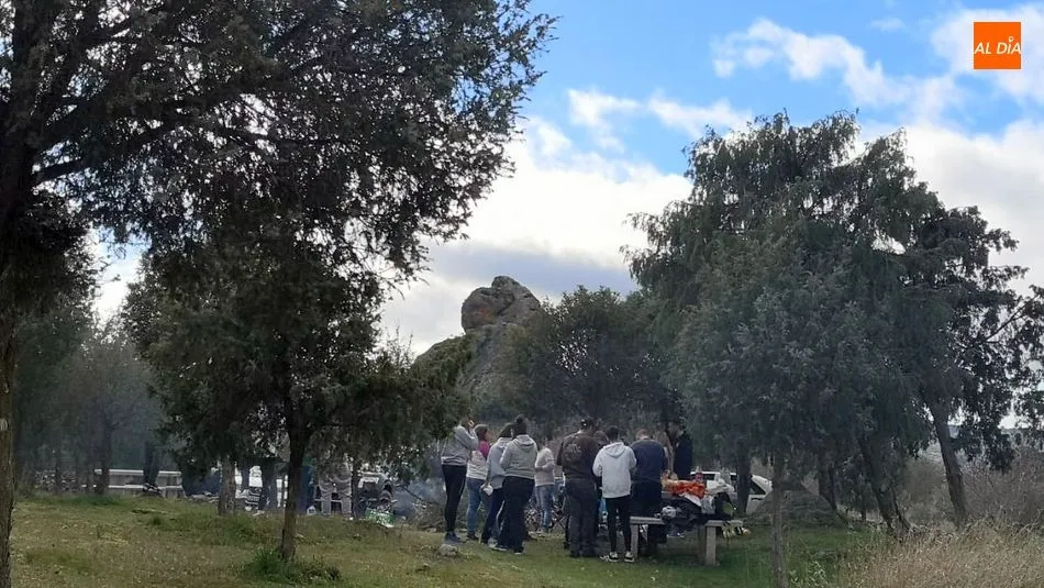 Foto 7 - La Fregeneda celebra Las Candelas con actos en honor de la Virgen de la Paz y la salida al campo a...
