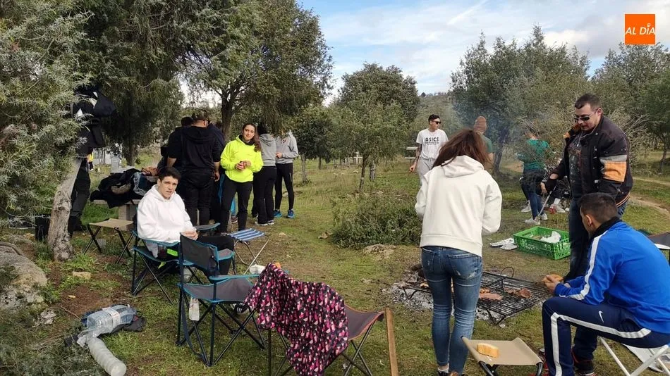 Foto 4 - La Fregeneda celebra Las Candelas con actos en honor de la Virgen de la Paz y la salida al campo a...