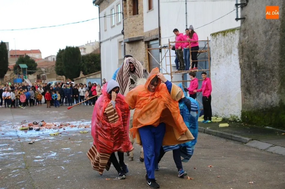 Foto 11 - Los quintos 2020 cumplen en Vitigudino con la tradicional rotura de c&aacute;ntaras  