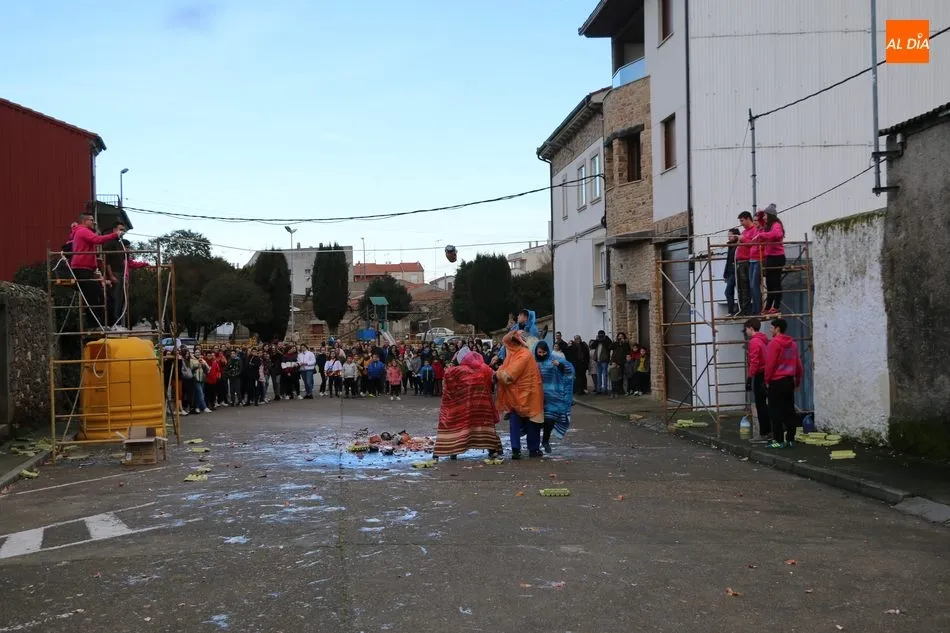 Foto 10 - Los quintos 2020 cumplen en Vitigudino con la tradicional rotura de c&aacute;ntaras  