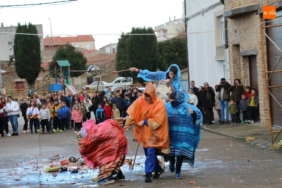 Foto 9 - Los quintos 2020 cumplen en Vitigudino con la tradicional rotura de c&aacute;ntaras  