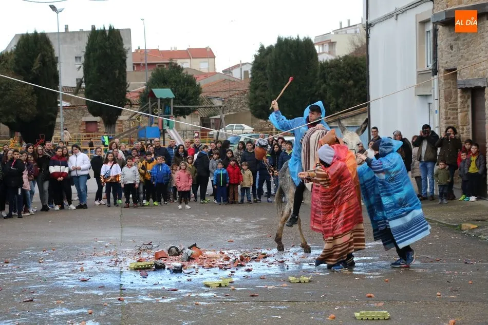 Foto 8 - Los quintos 2020 cumplen en Vitigudino con la tradicional rotura de c&aacute;ntaras  