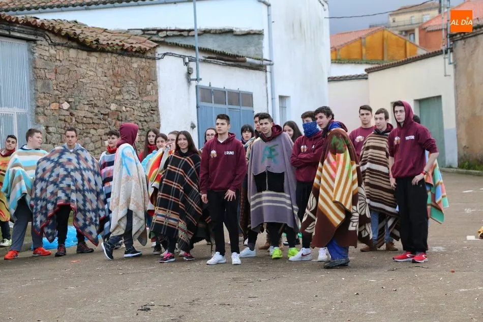 Foto 6 - Los quintos 2020 cumplen en Vitigudino con la tradicional rotura de c&aacute;ntaras  