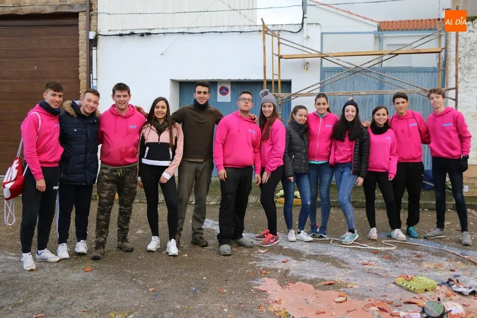 Foto 5 - Los quintos 2020 cumplen en Vitigudino con la tradicional rotura de c&aacute;ntaras  