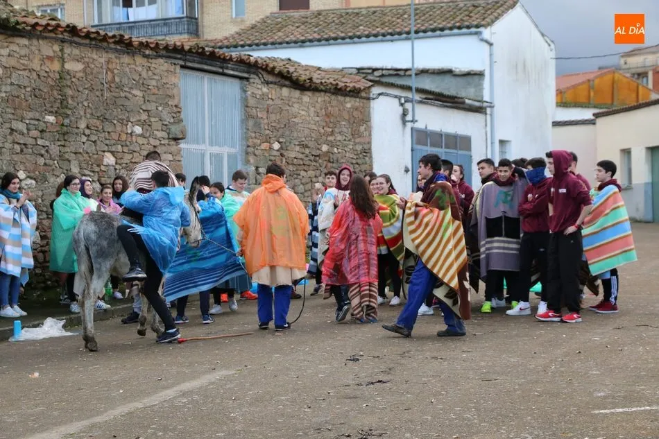 Foto 4 - Los quintos 2020 cumplen en Vitigudino con la tradicional rotura de c&aacute;ntaras  