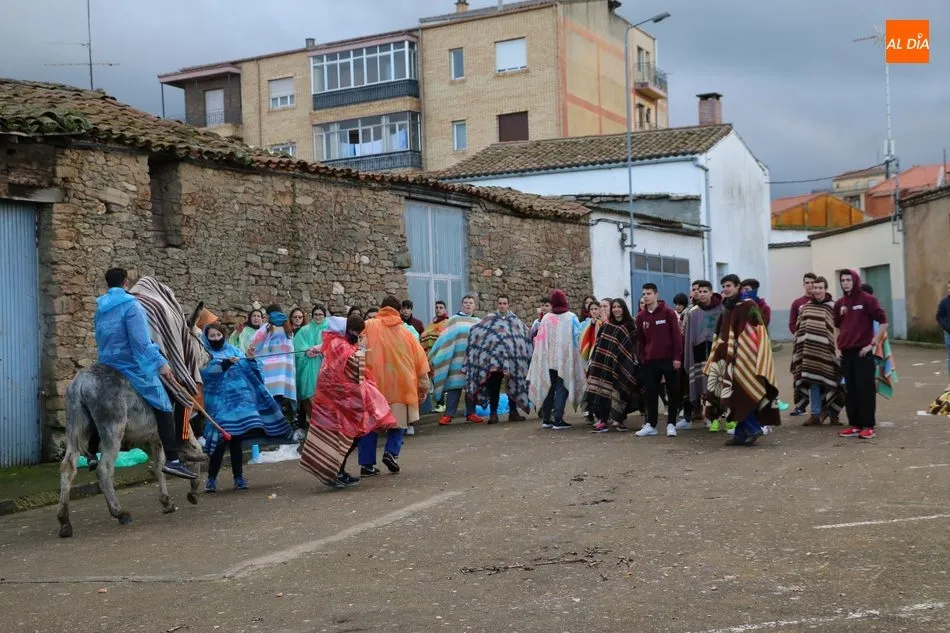 Foto 3 - Los quintos 2020 cumplen en Vitigudino con la tradicional rotura de c&aacute;ntaras  