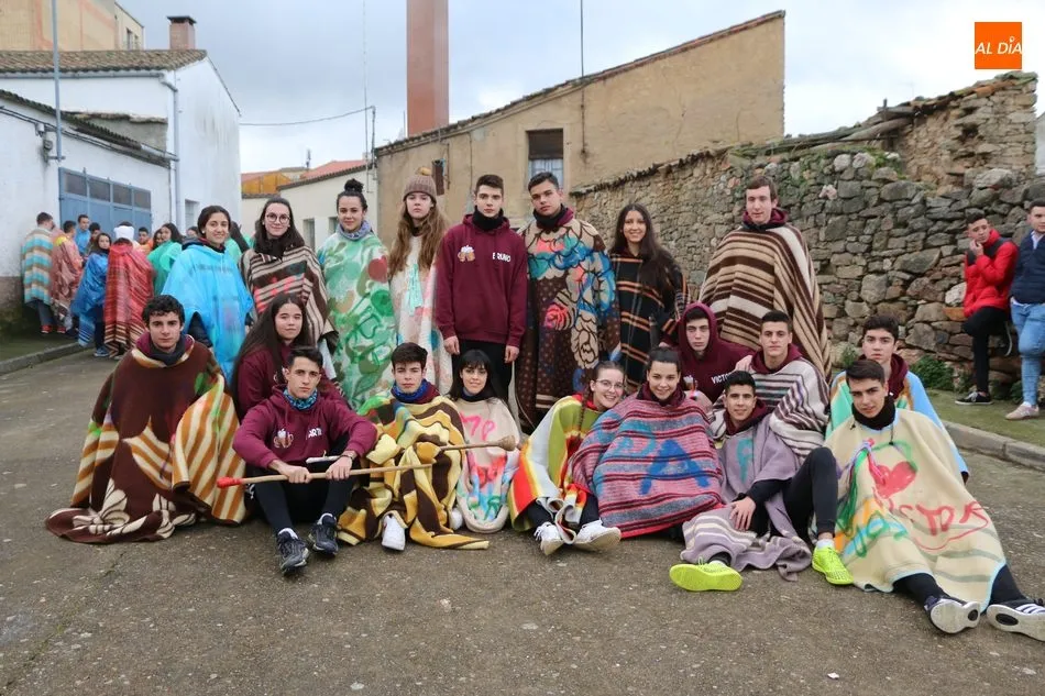 Foto 2 - Los quintos 2020 cumplen en Vitigudino con la tradicional rotura de c&aacute;ntaras  
