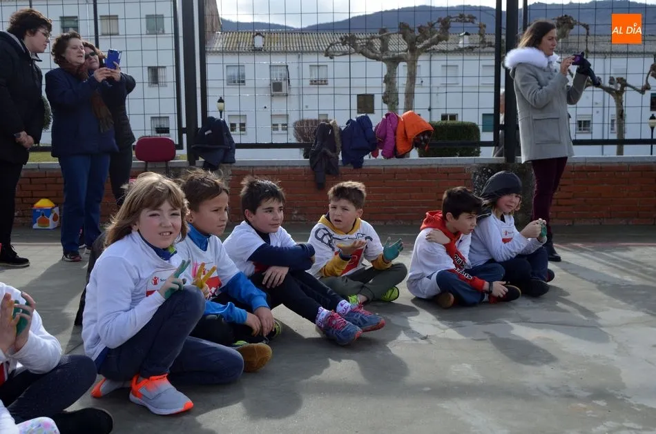 Foto 7 - El Director del CEIP La Antigua, defiende la permanencia de su colegio en el D&iacute;a de la Paz