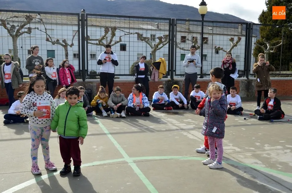 Foto 5 - El Director del CEIP La Antigua, defiende la permanencia de su colegio en el D&iacute;a de la Paz