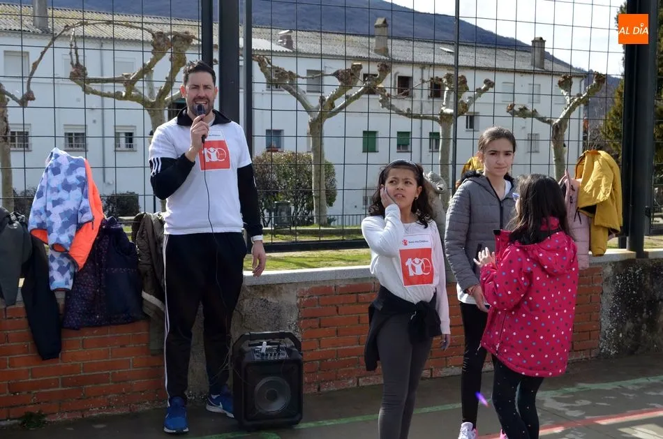 Foto 4 - El Director del CEIP La Antigua, defiende la permanencia de su colegio en el D&iacute;a de la Paz