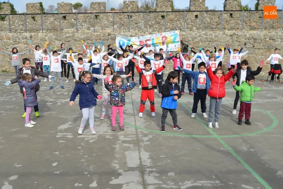 Foto 11 - El Director del CEIP La Antigua, defiende la permanencia de su colegio en el D&iacute;a de la Paz