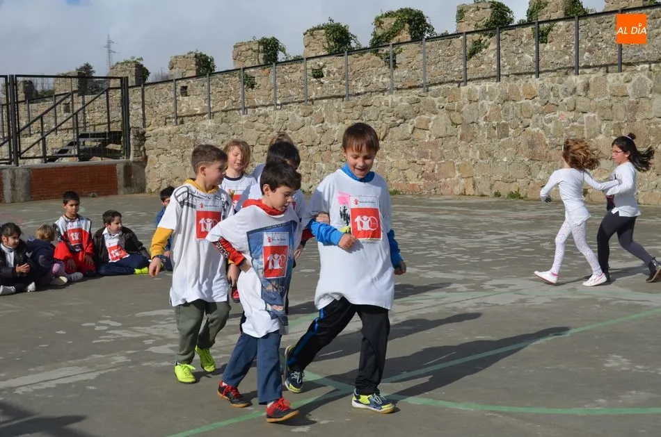 Foto 3 - El Director del CEIP La Antigua, defiende la permanencia de su colegio en el D&iacute;a de la Paz