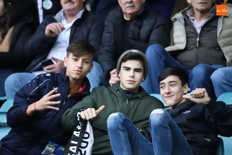 Foto 7 - El Helm&aacute;ntico no defrauda en su cita con el Salamanca UDS y muestra su apoyo al equipo