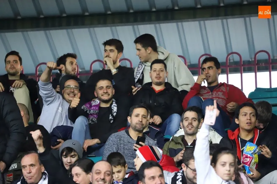 Foto 6 - El Helm&aacute;ntico no defrauda en su cita con el Salamanca UDS y muestra su apoyo al equipo