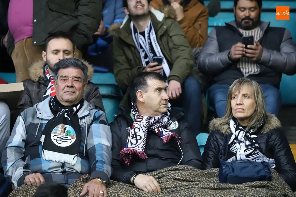Foto 5 - El Helm&aacute;ntico no defrauda en su cita con el Salamanca UDS y muestra su apoyo al equipo