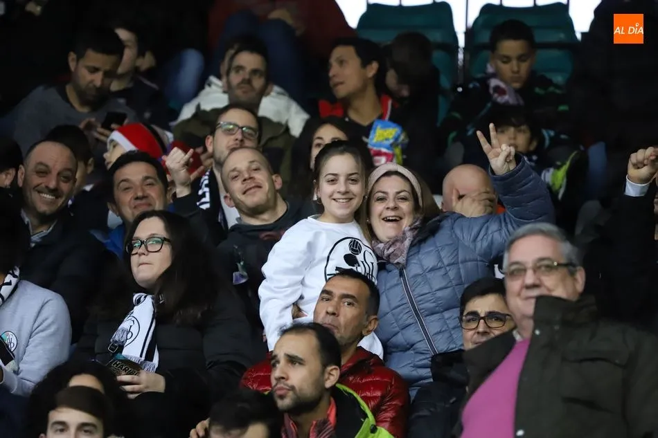 Foto 4 - El Helm&aacute;ntico no defrauda en su cita con el Salamanca UDS y muestra su apoyo al equipo