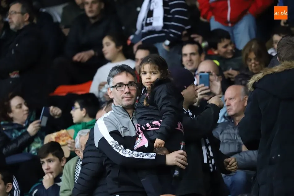 Foto 2 - El Helm&aacute;ntico no defrauda en su cita con el Salamanca UDS y muestra su apoyo al equipo