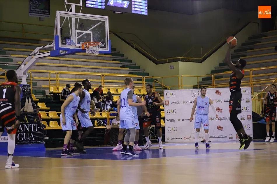 Foto 5 - Triunfos del CB Tormes y el Aquimisa Carbajosa para seguir fuertes