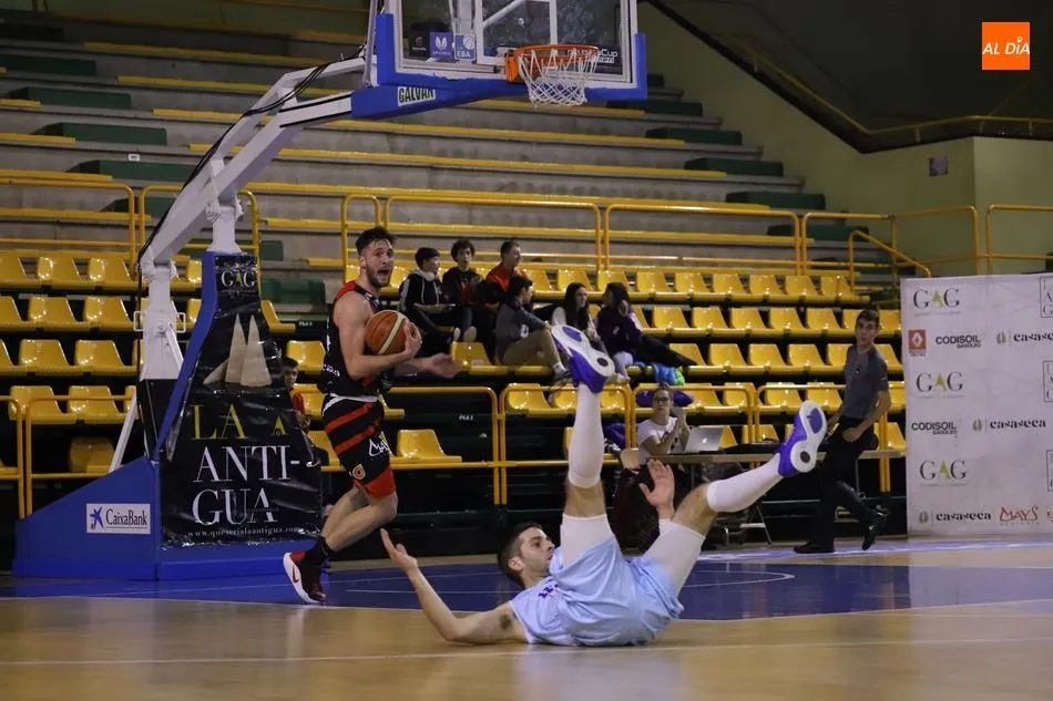 Foto 3 - Triunfos del CB Tormes y el Aquimisa Carbajosa para seguir fuertes