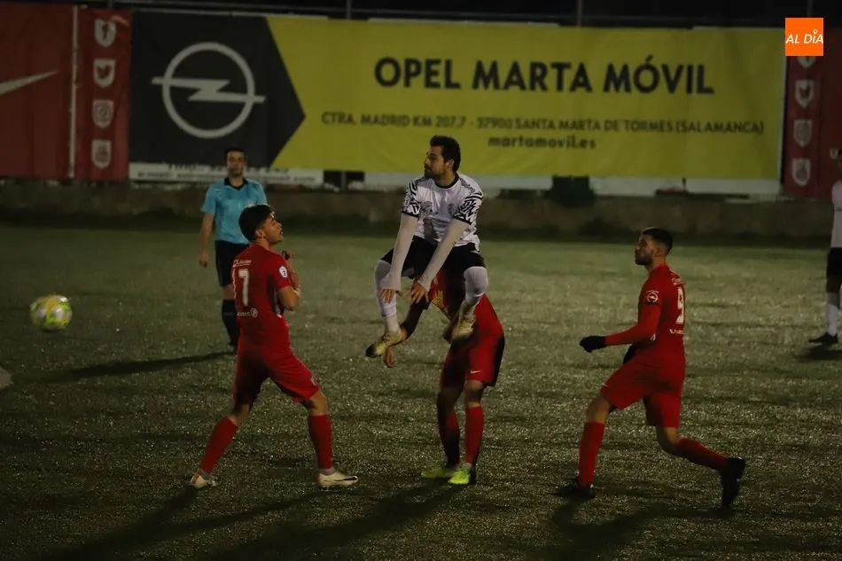 Foto 11 - Mito decanta el derbi para el Santa Marta y deja tocado al filial del Salamanca UDS (1-0)