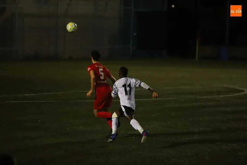 Foto 9 - Mito decanta el derbi para el Santa Marta y deja tocado al filial del Salamanca UDS (1-0)