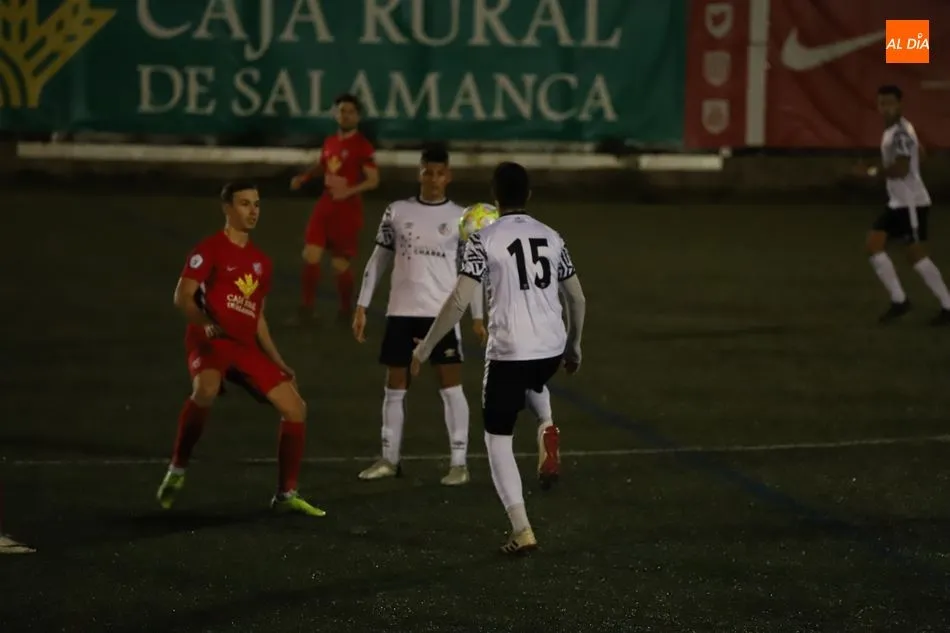 Foto 7 - Mito decanta el derbi para el Santa Marta y deja tocado al filial del Salamanca UDS (1-0)