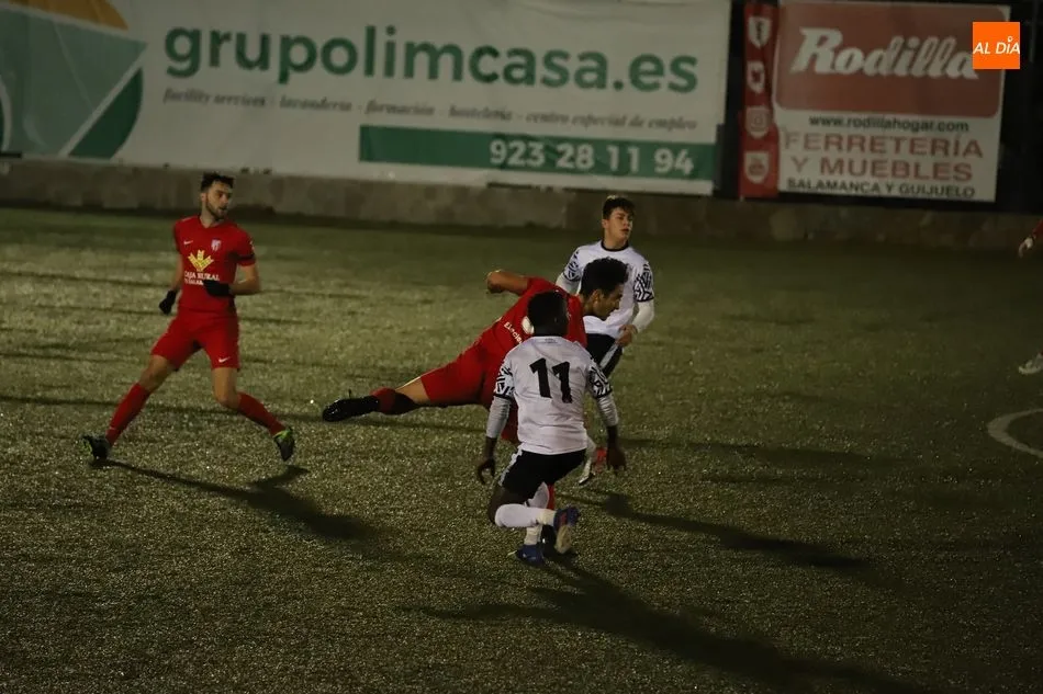 Foto 6 - Mito decanta el derbi para el Santa Marta y deja tocado al filial del Salamanca UDS (1-0)