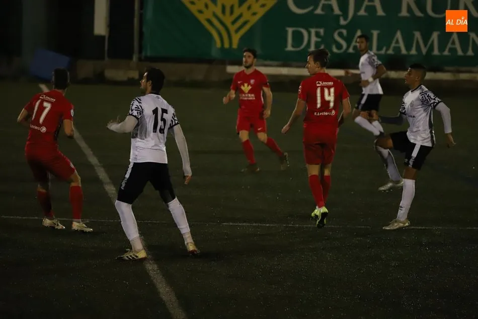 Foto 5 - Mito decanta el derbi para el Santa Marta y deja tocado al filial del Salamanca UDS (1-0)