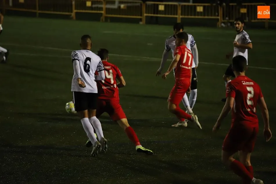 Foto 4 - Mito decanta el derbi para el Santa Marta y deja tocado al filial del Salamanca UDS (1-0)