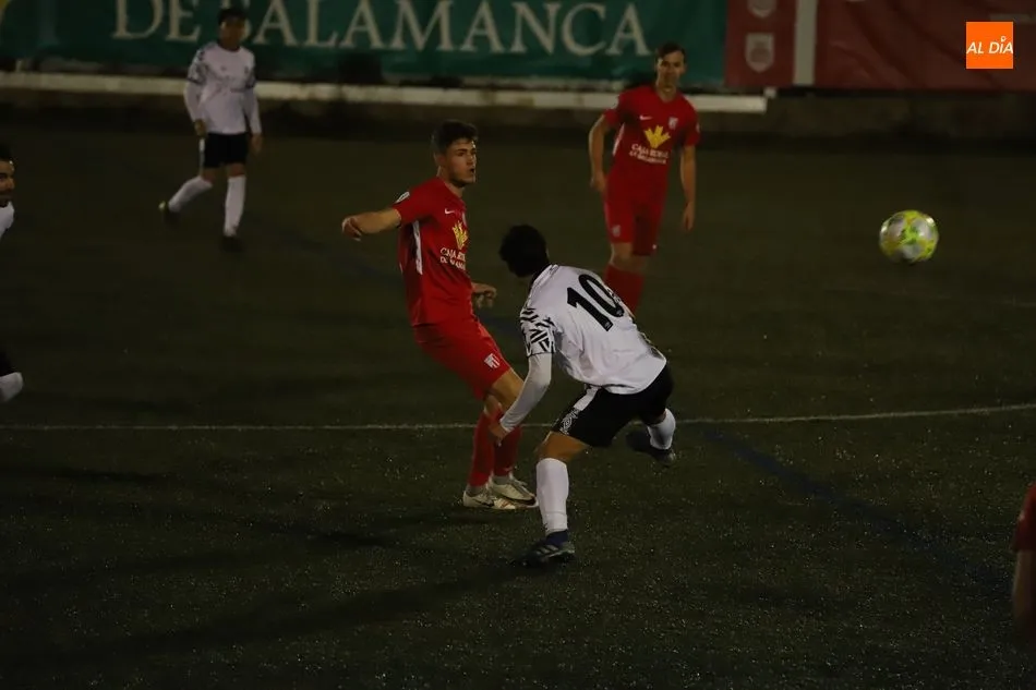 Foto 3 - Mito decanta el derbi para el Santa Marta y deja tocado al filial del Salamanca UDS (1-0)
