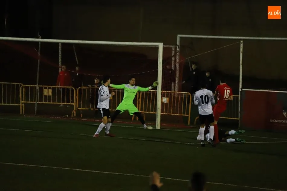 Foto 2 - Mito decanta el derbi para el Santa Marta y deja tocado al filial del Salamanca UDS (1-0)