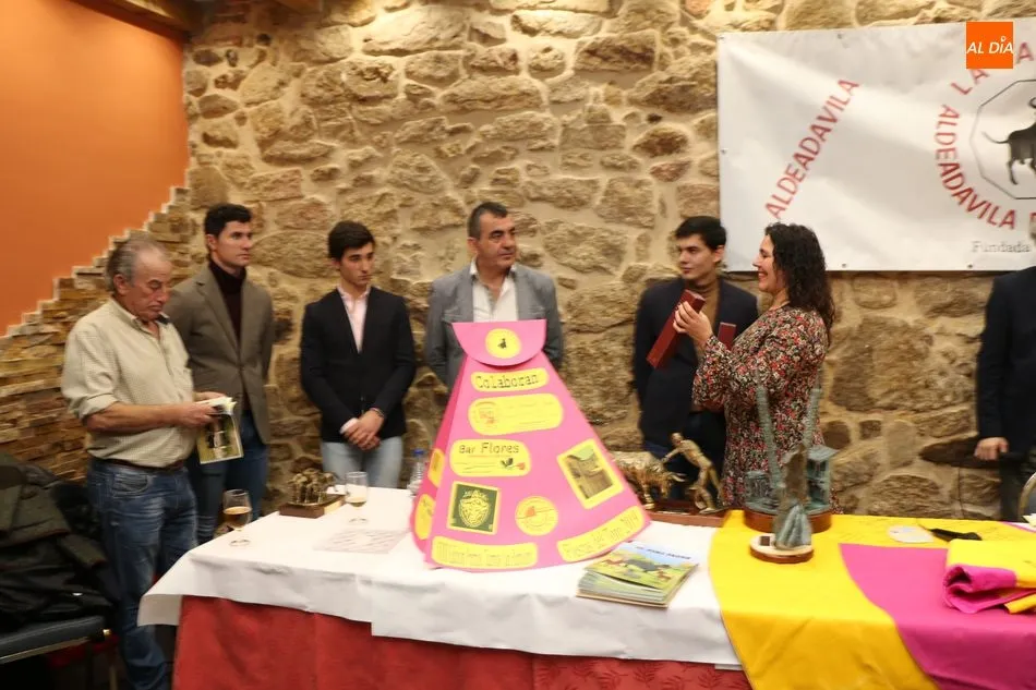 Foto 9 - Jos&eacute; Manuel Serrano y Juan Marciel reciben los premios a la Mejor Faena y Mejor Estocada en la...
