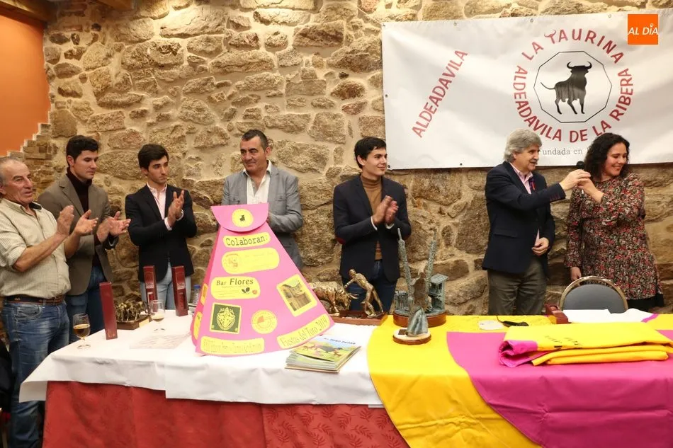 Foto 3 - Jos&eacute; Manuel Serrano y Juan Marciel reciben los premios a la Mejor Faena y Mejor Estocada en la...