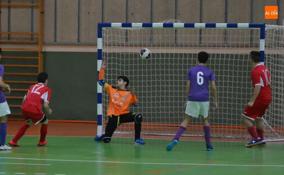 Gol de Álvaro que abrió la lata en el duelo de cadetes entre el III Columnas A y La Bañeza