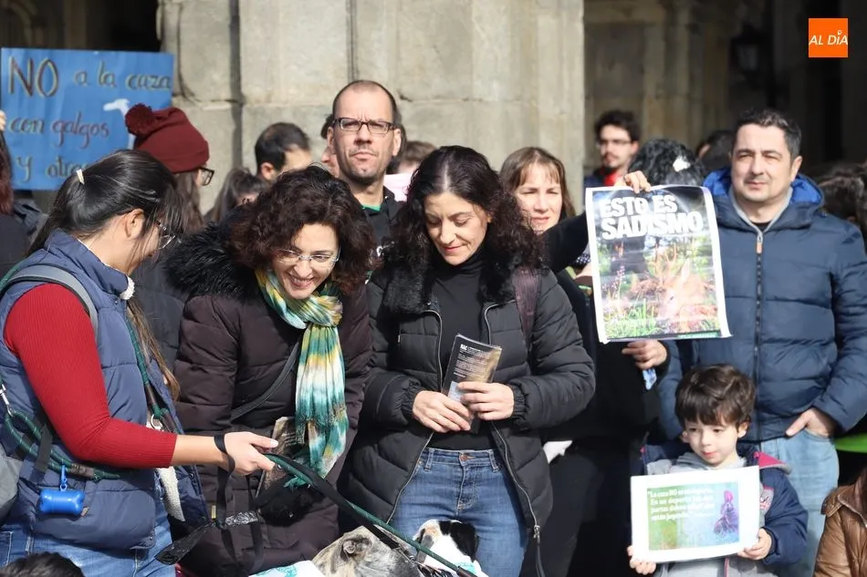 Foto 7 - La Plaza Mayor re&uacute;ne a un centenar de detractores de la caza  