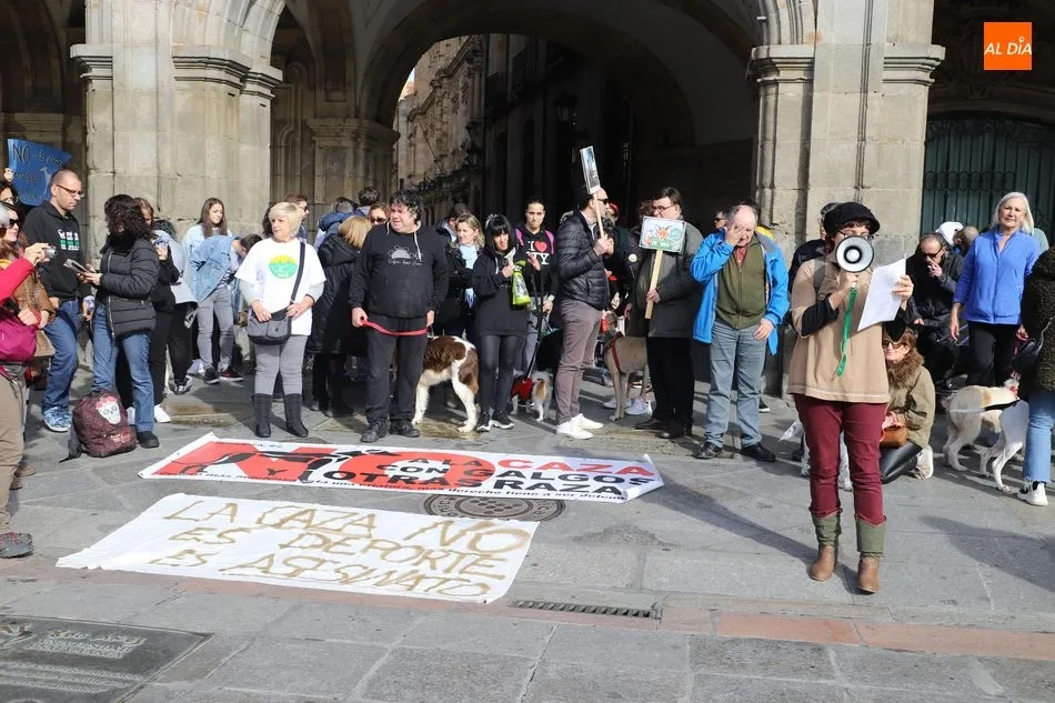 Foto 3 - La Plaza Mayor re&uacute;ne a un centenar de detractores de la caza  