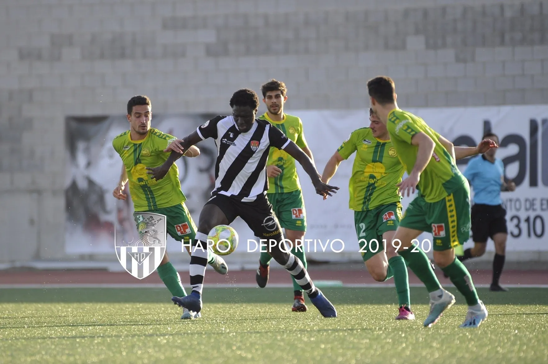 Varios jugadores de Unionistas rodean a un rival / TWITTERa un rival / TWITTER