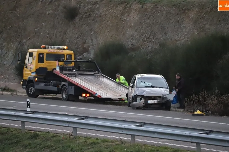 Foto 2 - Espectacular vuelco de un coche en la A-66  